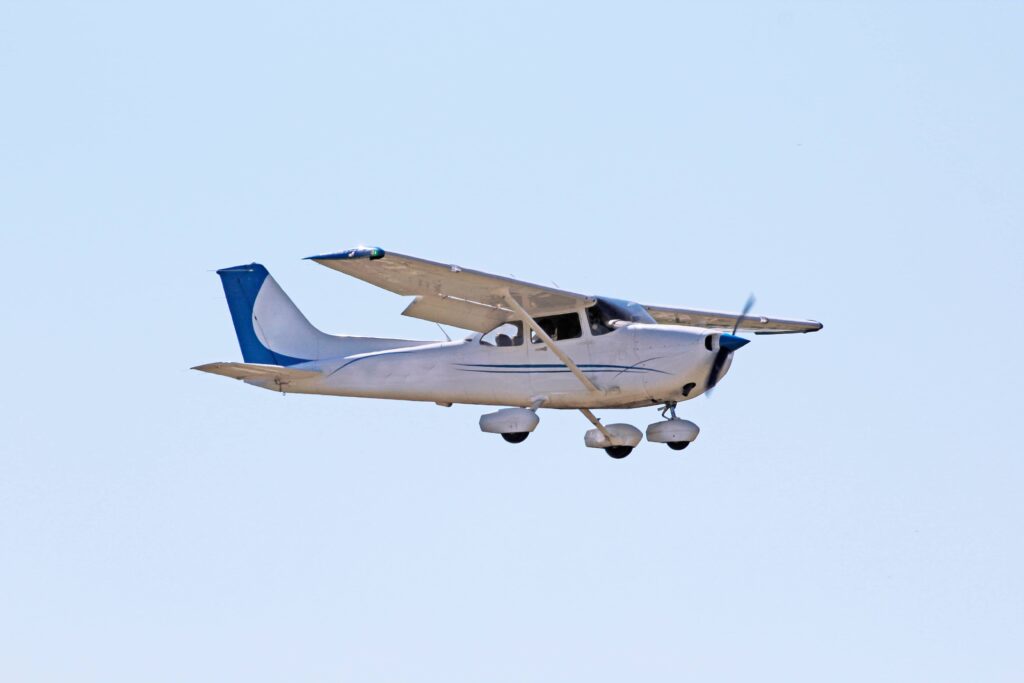 cessna 172 skyhawk in flight